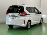 プライバシーガラスが装備されています。外を見るときには気にならずに、後方車両からは車内が見えにくくなってます