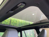 【パノラマルーフ】大型のガラスルーフ搭載で車内の解放感が一気にアップ!開放的なドライブをお楽しみいただけます。