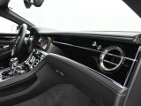 ベントレーは全てオーダーでの発注となっておりますので同じ車種でもステッチやベニヤ部分でまったく違う表情を感じることができます。