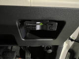 有料道路の料金所をノンストップで通過できる便利なETCが付いています。