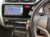 スマートキーをポケットやバッグに入れたままで、キーを差し込むことなくボタンを押すだけでエンジンが始動します。