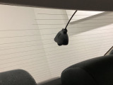 後方にもドライブレコーダーのカメラが付いています。前後両方でお車の周りを監視・記録いたします。