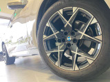 BMWの純正アロイホイールは軽量かつ強度にも優れているホイールで走行性能を引き上げる設計になっております。足元にもBMWは妥協がなくこだわっている個所になります。
