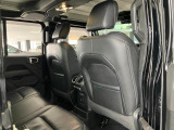 【リアシート】屋根までの高さがある車のため、大人の方でも圧迫感が少なく乗車出来ます。足元は広く取られているため、ゆったりとお乗り頂けます。