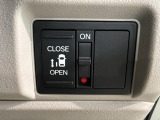 パワースライドドアが付いています。ワンタッチで簡単にお子様でも、お年寄りの方でも、開閉できますからとても便利です。キーレスや車内スイッチでも自動でドアの開閉ができます。
