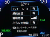 レーンディパーチャーアラートとは車線、又は走路からの逸脱の可能性を警告すると共に、車線、又は走路からの逸脱を避けるためのハンドル操作の一部を支援する機能です。詳細は販売店スタッフまでお尋ね下さい。