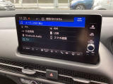 HondaCONNECT対応の便利なナビディスプレー。お持ちのスマートフォンと連携して、ナビやBluetoothでの音楽再生が可能です。デザインはもちろん、操作性も良好です。