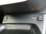 運転席と助手席には寒い時にうれしいシートヒーターが装備されてます。