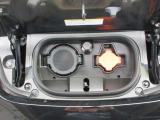 フロント部に充電口があります。