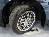 タイヤサイズは205/55R16です。