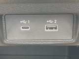 スマホの充電に便利なUSB端子がつています。