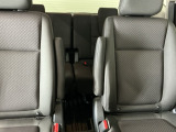 車外に出なくても運転席から3列目シートまで移動が可能です。子育てや荷物が多いときなど利便性が高いです