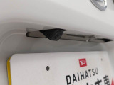 このお車はバックカメラが付いています。ナビをつければ連動できます。バックの操作が楽になります。
