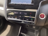 オートエアコンで、毎日のドライブを快適に。温度、風量を自動で調整し、理想的な車内環境を提供します。USBチャージャー搭載。スマートフォンなどの充電にとっても便利です。