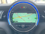 ●MINI純正ナビ:一体感のあるナビは、高級感ある車内を演出してくれます。オーディオ機能も充実しておりますので、運転もより楽しめます♪