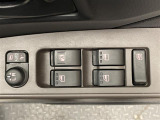 【電動格納ミラー】運転席のスイッチで、ドアミラーの開閉や角度の調整ができます。