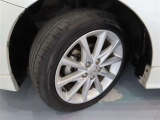 タイヤサイズは215/50R17です。