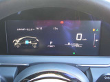 スピードメーターはデジタルで左側にモニターがあり車両情報等の画像が映し出されます。