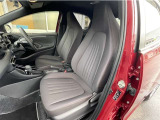 運転席足元は広々しています。ドアも大きく開口するので、乗り降りがしやすいです☆☆