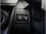 パノラミックビューモニター付きです。車両を上から見たような映像をディスプレイオーディオ画面に表示。運転席からの目視だけでは見にくい、車両周辺の状況をリアルタイムでしっかり確認できます。