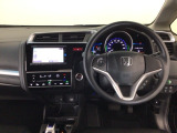 【ハンドル】運転にかかわる様々な操作を安全に行えるように視点移動が少なく操作性に配慮されたスイッチ類が凝縮されたコックピットです。