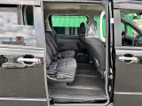 【後部座席】大人が座っても余裕のある広さです!!頭上や足元のスペースも広く取ってあります!