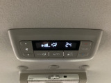 ルーフ中央にエアコン操作パネルがついていますので、2列目・3列目にお乗りの方も快適に過ごせます。