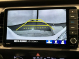 リバースギアに入れるだけで後方の表示へ切り替わります。夜間や雨の日の駐車も楽になりますよ。