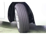 タイヤサイズ 185/65R15。スッキリとしたデザインのホイールキャプ付きスチールホイールを装着しています。