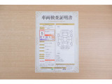 【車両検査証明書】店頭にて、クルマの状態が一目で分かる査証明書を公開中。トヨタ認定検査員が厳しく検査し、状態を点数と図解で表示しています。修復歴はもちろん、傷やヘコミの箇所や程度がご確認いただけます。