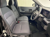 ゆったりと座れる運転席シートですのでストレスなく運転が出来ますよ!