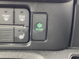 ECONモードの機能として、「燃費が良くなるアクセル制御」があります。アクセルペダルを余分に踏み込んでしまった場合でも、自動的に燃料の噴射量を抑え、エンジンの効率が良い領域で働かせるようにします。