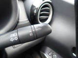 オートライト機能が装備されており暗い場所に入ると車両が検知しライトのON・OFFを自動的に切り替えてくれますので非常に便利な装備です♪