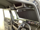 サンシェード内臓大型ルーフコンソールをオプション装備しています。停車時に使える日差しカットのサンシェードと、ティッシュ取り出し口がつくなど多様な収納ボックスがセットになった便利なルーフコンソールです。