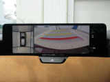 シースルービューは複数のカメラ映像を合成し、車体を透かしたように表示。前後・側方の死角を減らし、駐車や低速走行時の安全確認を補助します。