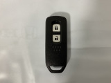 スマートキーを装備しています。鍵を差し込むことなくドアロックの開け閉めと、スタートボタン操作でのエンジンスタートができます。