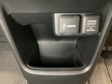 アクセサリーソケットはUSBのアダプターなどをつければ、スマホの充電にも使えます。横にはナビゲーション用の外部入力可能なUSB端子とHDMI端子がついており、周辺には物が置けるボックスがついています。