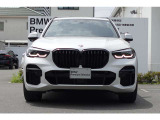 BMWの代名詞の【キドニーグリル】グリルが腎臓のように見えるので【キドニー】と呼ばれるようになりました。一目見ただけでBMWであると認識できる確固たるアイコンとして存在感を放ちます。
