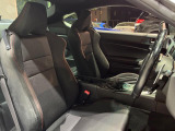 運転席まわりには十分なスペースがあり、大柄な方でもゆったり運転していただける環境です。