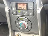 【オートエアコン】一度お好みの温度に設定すれば、車内の温度を検知し風量や温度を自動で調整。暑い&hellip;寒い&hellip;と何度もスイッチ操作をする必要はありません。快適な車内空間には必須の機能ですね♪