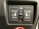 【両側パワースライドドア】両側がパワースライドドアになっており、運転席のスイッチやスマートキーでも開閉が可能です!開口部も広いので乗り降りも楽々♪