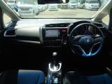 大きなフロントガラスで広々とした視界の運転席まわりです。
