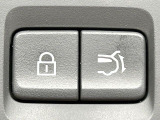 【パワーバックドア】スマートキーや運転席のボタンを押すだけでリアゲートが自動で開閉します!荷物を持っている時や、高い位置にあるバックドアを閉める際に便利な機能です♪