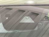 【スマートブレーキサポート】走行中に前方の車両等を認識し、衝突しそうな時は警報とブレーキで衝突回避と被害軽減をアシスト。より安全にドライブをお楽しみいただけます。