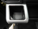 カップホルダーは運転席や助手席からちょうど手の届く位置です!!