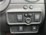 車線逸脱警報装置付きです!フロントカメラによりレーンマーカーを検知し、意図せずに走行車線から逸脱しそうな場合、メーター内のディスプレイ表示とブザーで注意を喚起します。