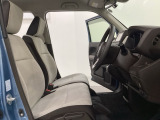 女性でも運転がしやすいように、シートの高さ調整機能(シートリフター)がついています。運転席と助手席の間が空いている為、助手席側への移動がスムーズです。交通量の多い道でも助手席側から乗り降りができます。