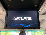 【12.8型フリップダウン】大画面モニターで後席でもエンタメをお楽しみいただけます。家族や友人とお出かけする機会が多い方に大人気です♪