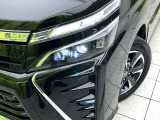 【LEDヘッドライト】悪天候や夜間走行時も良好な視界を確保し安心して運転できる高輝度LEDヘッドライトを装備!点灯速度が早く、消費電力も抑えられています。