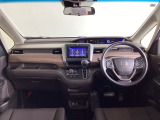 運転席は、大きな座面と包み込むような背もたれがドライバーの身体全体をしっかり支えます。上質なシート素材と座り心地のよいクッションを採用し、長時間の運転やコーナーの多い道も快適です